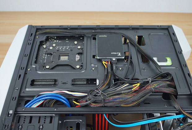 SSD固态硬盘安装到机箱图解